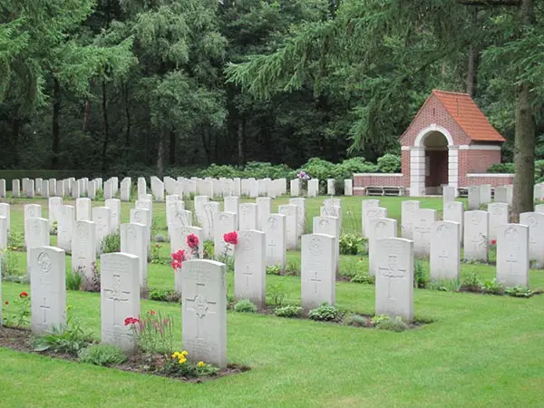 Camping 't Schaartven - Overloon War Cemetery